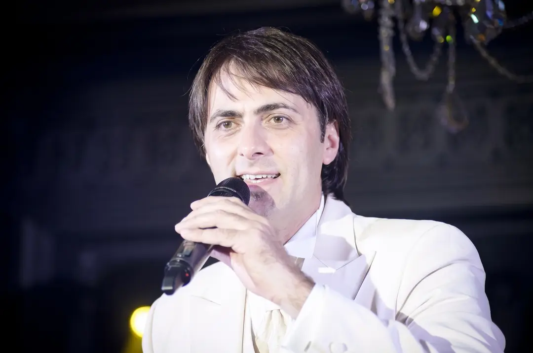 Алек Шахбазян ведёт праздник