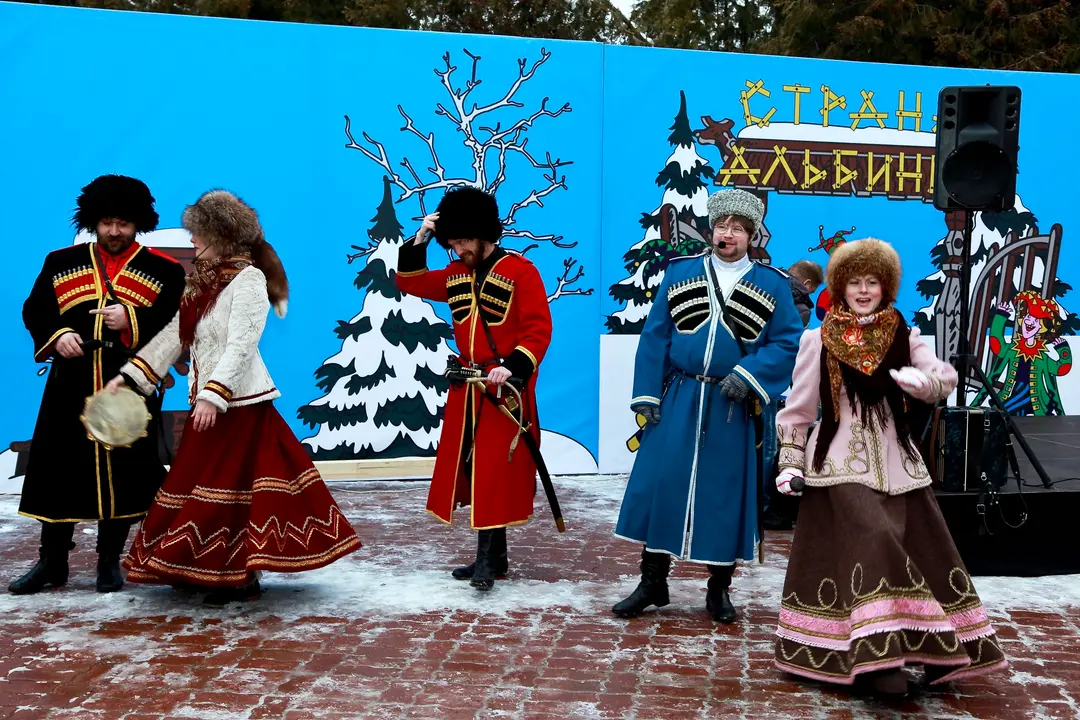 Фольклорный коллектив в казачьих и русских костюмах на голубом фоне «Страна Альбиния»