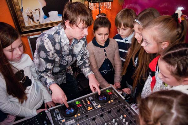 Школа ди-джеев, проведение и организация детских праздников в Москве